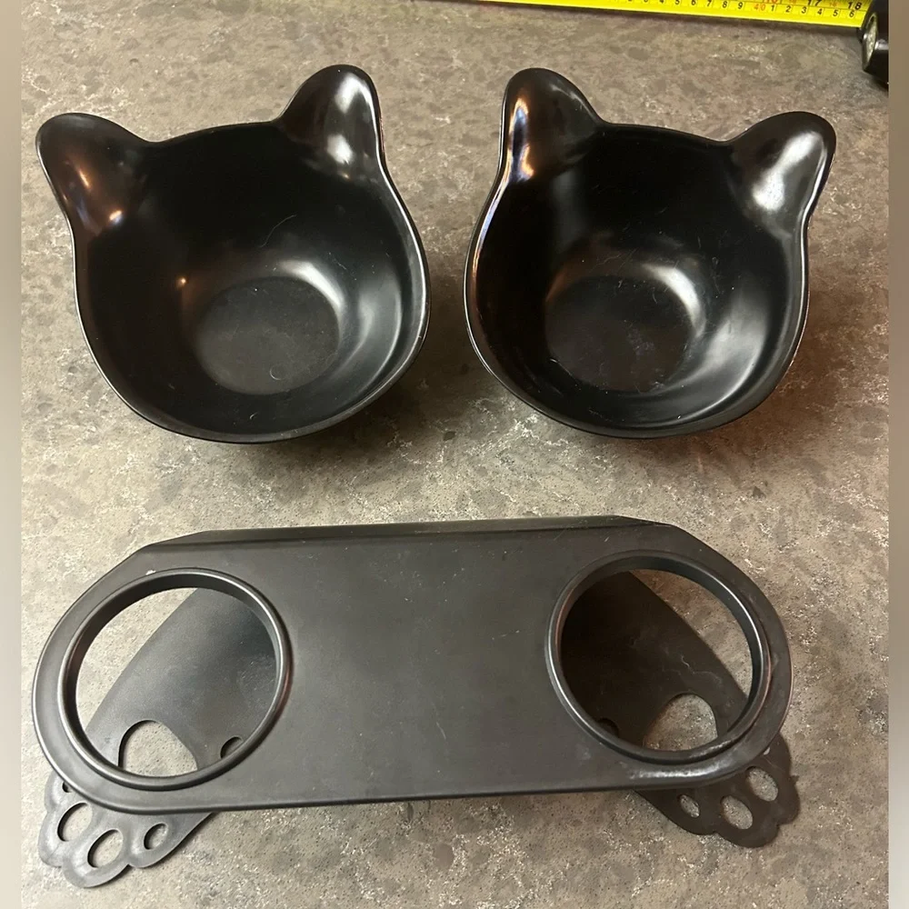 Cat head shaped off the floor bowls for cats (or 🐶 dog!) & NWTs 16”x12” pet mat.
